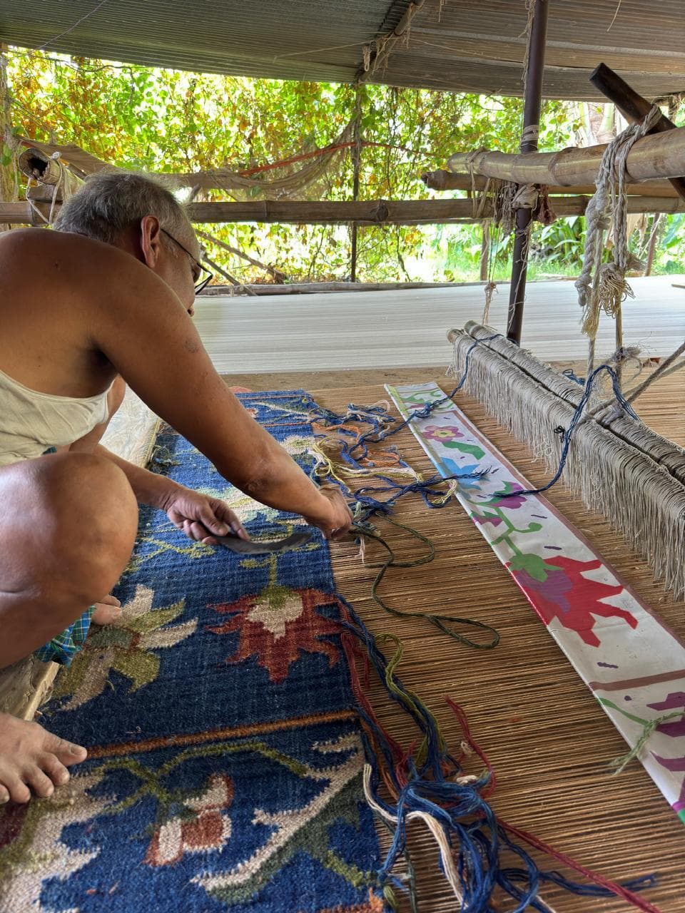 The Knotiq Rugs family at the workshop in Bhadohi